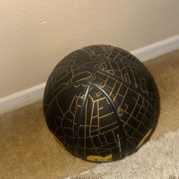 Toronto Edition Collector's Basketball Round21 - Picture 7 of 9